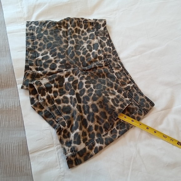 Soho Leopard Print Shorts - Women's Size 8 - Picture 9 of 11